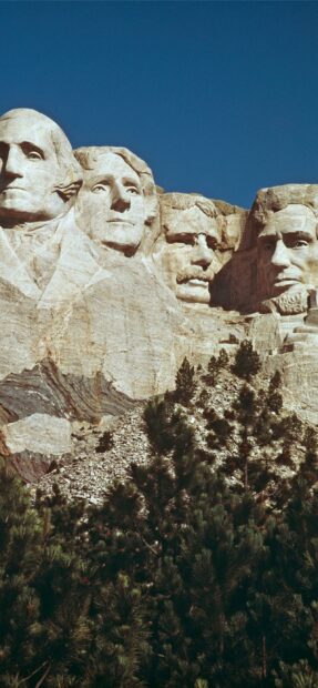 Mount Rushmore features the carved faces of four U.S. presidents against a clear blue sky, 2K Mobile Wallpaper