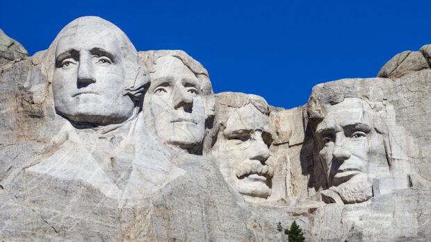 The Mount Rushmore monument features the carved faces of four US presidents against a clear blue sky, 4K Desktop Wallpaper