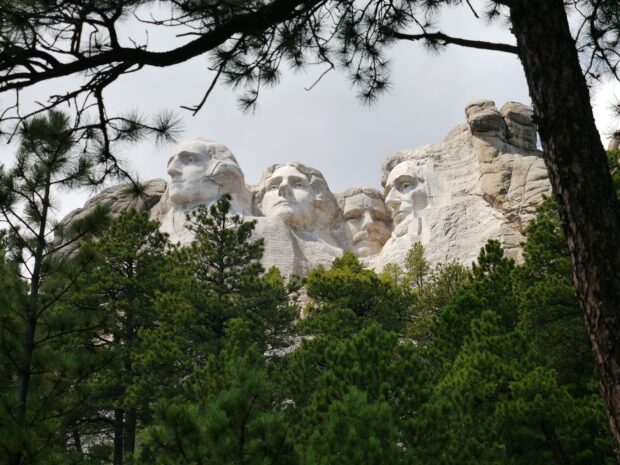 Mount Rushmore is carved into the mountain surrounded by trees, HD Desktop Wallpaper