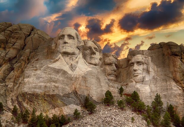 Mount Rushmore features four presidential faces carved into granite rock, HD Desktop Wallpaper