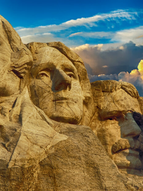 The Mount Rushmore sculptures show detailed carvings against a blue sky, HD Desktop Wallpaper