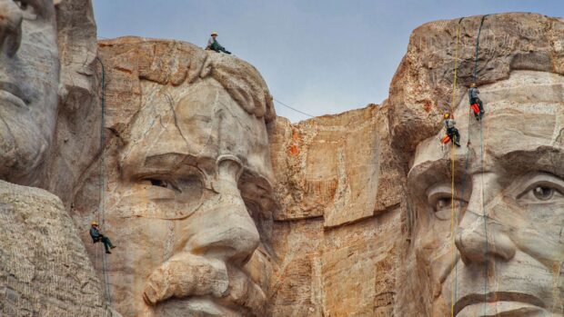 Workers are climbing and maintaining Mount Rushmore monument, HD Desktop Wallpaper