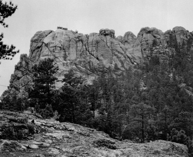 The Mount Rushmore landscape shows detailed rock formations and surrounding forest, 2K Desktop Wallpaper