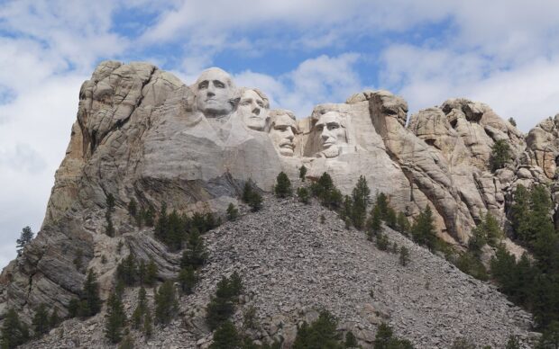 Mount Rushmore features four carved presidential faces on a mountain, HD Desktop Wallpaper