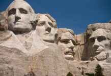 The Mount Rushmore national monument shows four presidential faces carved into the mountain, 2K Desktop Wallpaper