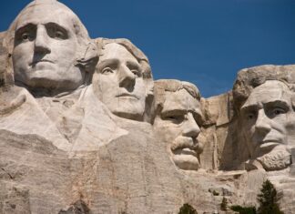 The Mount Rushmore national monument shows four presidential faces carved into the mountain, 2K Desktop Wallpaper