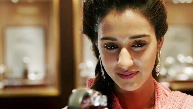 A close up scene from Ms Dhoni The Untold Story shows a woman deep in thought, HD Desktop Wallpaper