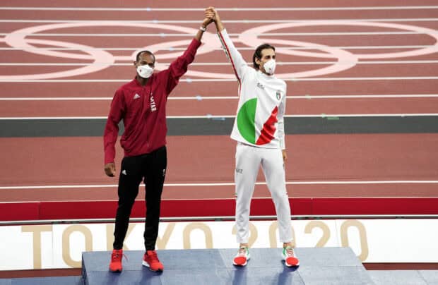 Mutaz Essa Barshim and another athlete hold hands on the podium at Tokyo 2020, HD Desktop Wallpaper