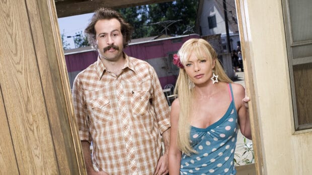 The main characters stand at the doorway in a scene from My Name Is Earl tv series, HD Desktop Wallpaper