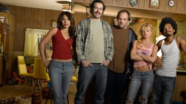 The My Name Is Earl TV series cast is standing together inside a wooden room, HD Desktop Wallpaper