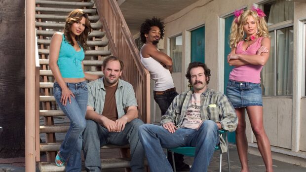 The main cast of My Name Is Earl TV series posing in front of an apartment, HD Desktop Wallpaper