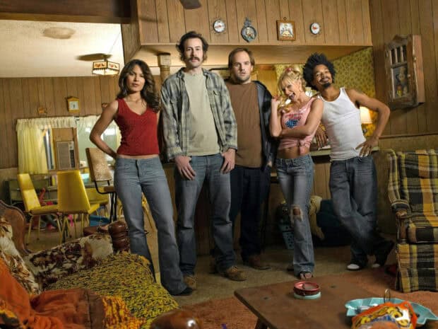 The My Name Is Earl tv series cast poses together in a vintage living room scene, HD Desktop Wallpaper