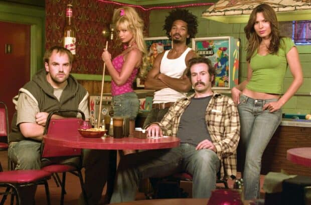 The My Name Is Earl TV series cast poses inside a bar setting in this image, 2K Desktop Wallpaper