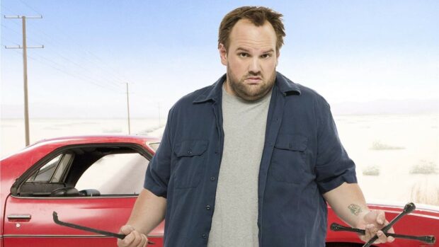 A man from My Name Is Earl tv series holds auto tools near a red car, HD Desktop Wallpaper