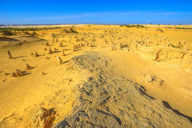 The desert landscape in Nambung National Park shows unique limestone formations under a clear sky, HD Desktop Wallpaper
