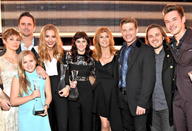 The Nashville cast is posing happily while holding awards at an event, HD Desktop Wallpaper