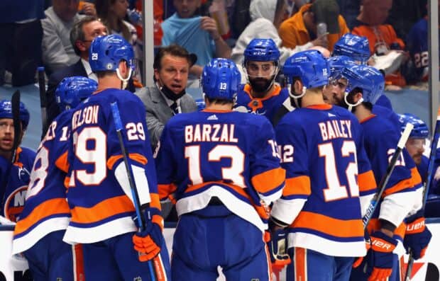 The New York Islanders players are gathered during a game timeout, 2K Desktop Wallpaper
