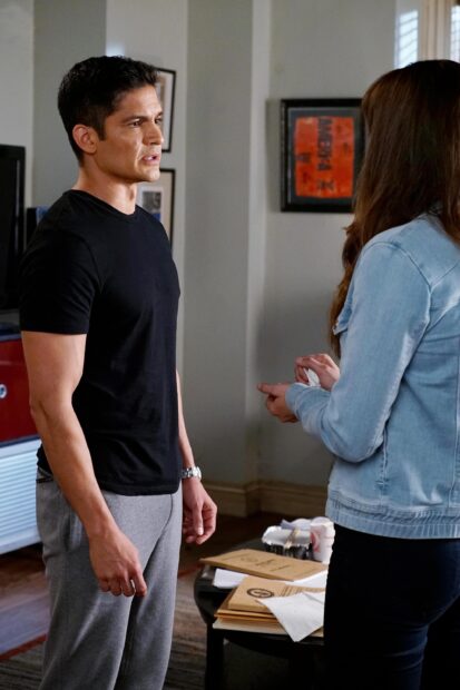 Nicholas Gonzalez is having a serious conversation indoors with a woman, 2K Mobile Wallpaper