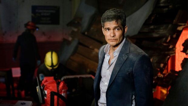 Nicholas Gonzalez looks worried after an explosion in the damaged building, HD Desktop Wallpaper