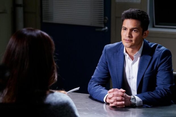 Nicholas Gonzalez is having a serious conversation with a woman in a formal setting, 2K Desktop Wallpaper