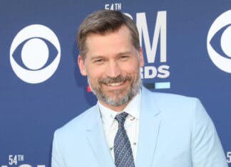 Nikolaj Coster Waldau smiles warmly wearing a light blue suit and patterned tie, HD Desktop Wallpaper