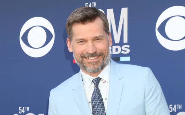 Nikolaj Coster Waldau smiles warmly wearing a light blue suit and patterned tie, HD Desktop Wallpaper