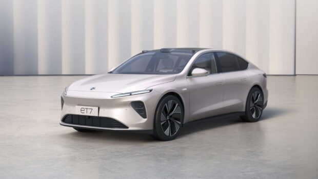 A silver Nio Auto sedan parked indoors with modern architecture, HD Desktop Wallpaper