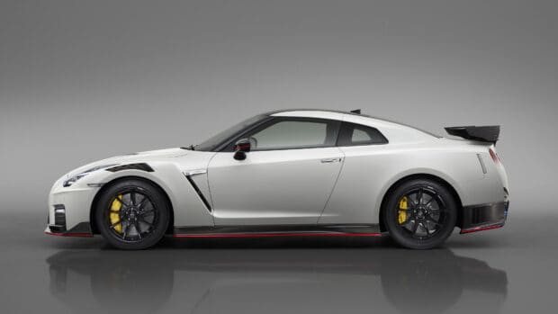 A white Nissan GT R is shown from the side with distinct yellow brake calipers and a rear spoiler, 4K Desktop Wallpaper