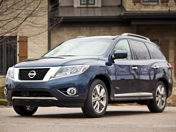 A blue Nissan Pathfinder stands parked in front of a building with reflective windows, HD Desktop Wallpaper