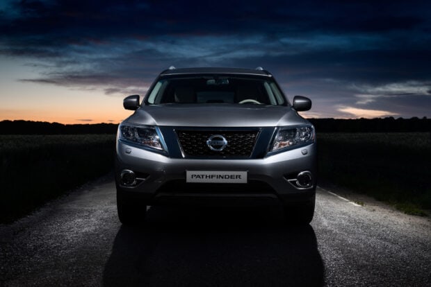 A silver Nissan Pathfinder is parked on a road under a darkening evening sky, 2K Desktop Wallpaper