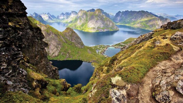 Norwegian fjords wallpapers showing a beautiful green mountainous landscape around calm water, 2K Desktop Wallpaper