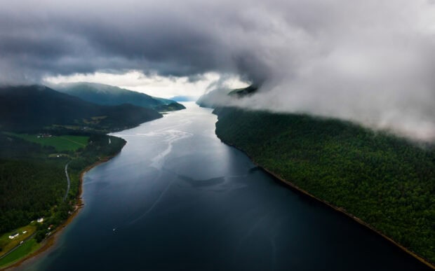 A misty sky covers the lush green mountains along the Norwegian fjords, HD Desktop Wallpaper