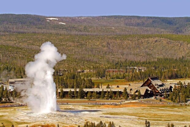 A large crowd watches the Old Faithful geyser erupt at Yellowstone National Park, 2K Desktop Wallpaper