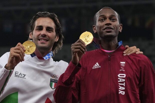 Mutaz Essa Barshim proudly holds his gold medal with a fellow athlete during the Olympics, 2K Desktop Wallpaper