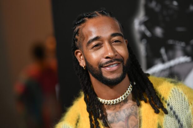 Omarion smiles warmly wearing braided hair and a gold chain necklace, HD Desktop Wallpaper