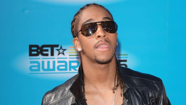 Omarion wallpapers shows him wearing sunglasses and a leather jacket at an event, HD Desktop Wallpaper