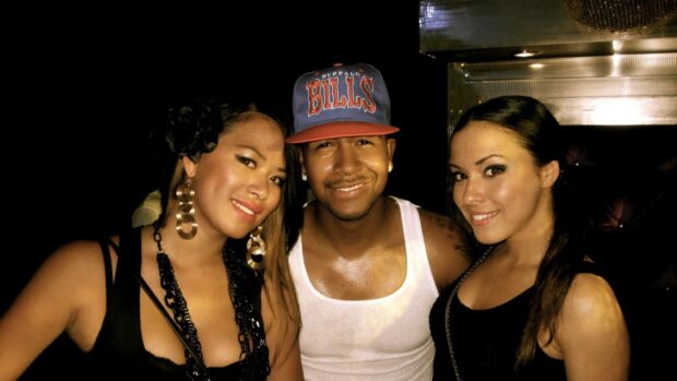 Omarion Wallpapers features a man in a baseball cap and two women smiling together, HD Desktop Wallpaper