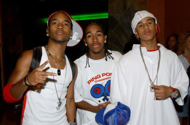 Omarion is posing with friends wearing casual streetwear and accessories, 2K Desktop Wallpaper