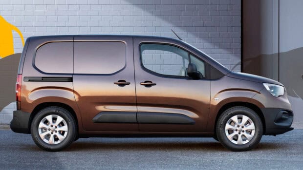 A brown Opel Combo is parked beside a gray brick wall under soft lighting, 4K Desktop Wallpaper