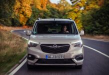 A man drives an Opel Combo through a winding road surrounded by autumn trees, HD Desktop Wallpaper