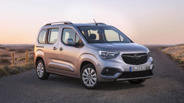An Opel Combo van is parked on a deserted road with a clear sky in the background, HD Desktop Wallpaper