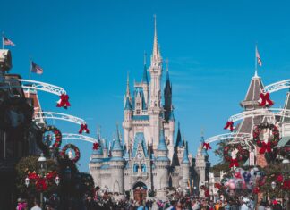 A bright day shows the Orlando castle surrounded by holiday wreaths and flags, 2K Desktop Wallpaper