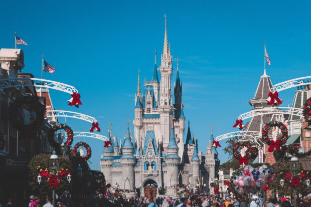 A bright day shows the Orlando castle surrounded by holiday wreaths and flags, 2K Desktop Wallpaper