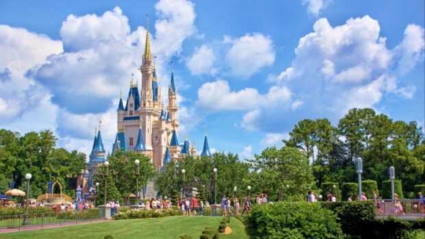 Orlando Wallpapers feature a castle surrounded by greenery and people, 4K Desktop Wallpaper