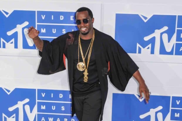 P Diddy Sean Combs wearing black outfit and gold chains at a music awards event, HD Desktop Wallpaper