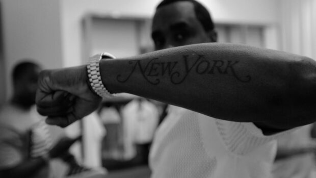 P Diddy Sean Combs displays his New York tattoo on his arm in this candid black and white moment, HD Desktop Wallpaper
