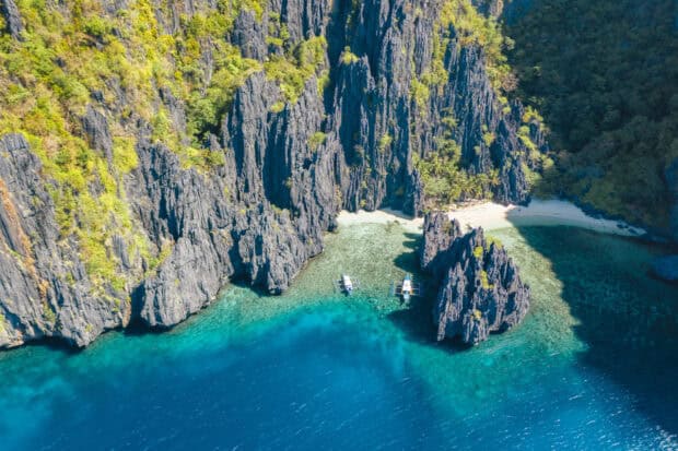 A tropical paradise with turquoise water and limestone cliffs in Palawan, HD Desktop Wallpaper