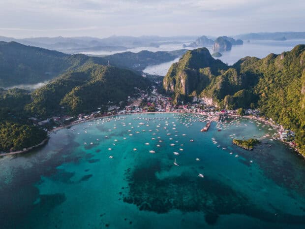 A beautiful view of Palawan with clear blue waters and lush green mountains, HD Desktop Wallpaper