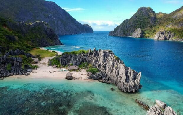 A beautiful view of Palawan with clear blue water and rocky cliffs, HD Desktop Wallpaper
