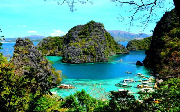 A stunning view of Palawan with clear turquoise water and lush rocky islands, HD Desktop Wallpaper